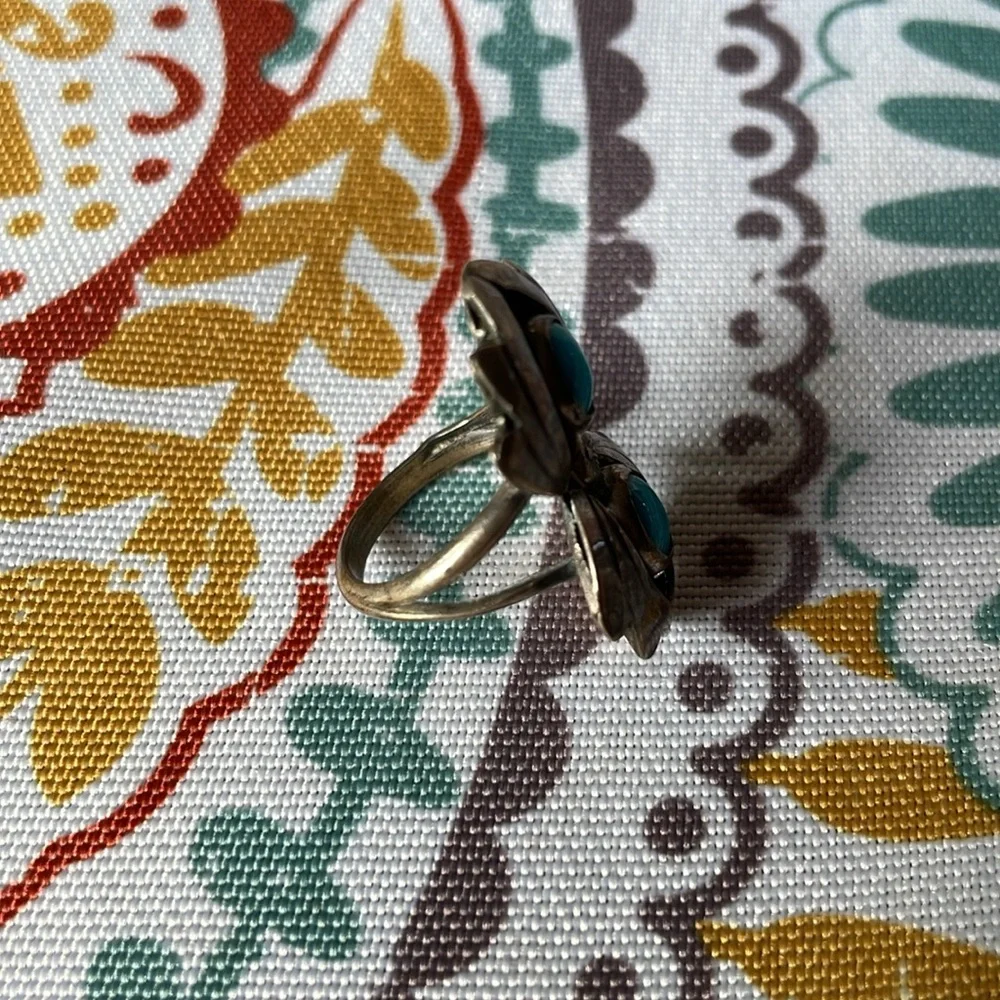 Vintage Shadowbox Silver and Turquoise Ring‎
